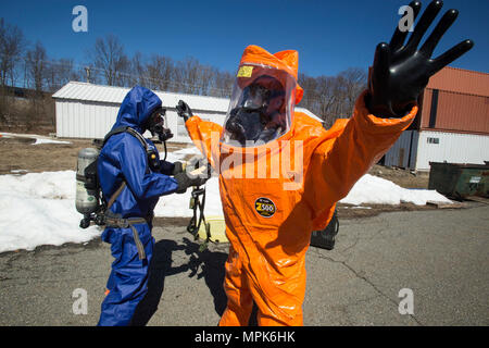 Un pompier Picatinny Arsenal, à gauche, les contrôles de la Garde nationale du New Jersey 21 Armes de Destruction-Civil l'équipe de soutien des membres de l'équipe de grève Le s.. Nicky Lam pour la contamination lors d'un exercice d'entraînement avec le service d'incendie de Picatinny Arsenal au New Jersey la défense de la patrie (Homeland Security Center à Picatinny Arsenal, N.J., 23 mars 2017. Le 21e ADM-CST est un groupe mixte composé de soldats de la Garde nationale du New Jersey et les aviateurs dont la mission est d'aider les autorités civiles en identifiant les substances chimiques, biologiques, radiologiques et nucléaires dans d'origine humaine ou naturelle dis Banque D'Images