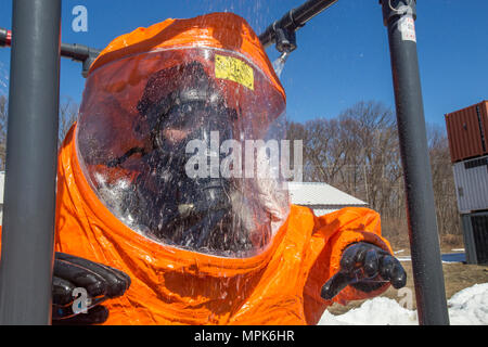 Membre de l'équipe de grève Le s.. Nicky Lam avec le New Jersey 21 de la Garde nationale d'armes de Destruction-Civil l'équipe de soutien, se prépare à se frotta une station de décontamination par Picatinny Arsenal pompiers lors d'un exercice d'entraînement avec le service d'incendie de Picatinny Arsenal au New Jersey la défense de la patrie (Homeland Security Center à Picatinny Arsenal, N.J., 23 mars 2017. Le 21e ADM-CST est un groupe mixte composé de soldats de la Garde nationale du New Jersey et les aviateurs dont la mission est d'aider les autorités civiles en identifiant les substances chimiques, biologiques, radiologiques et nucléaires substanc Banque D'Images