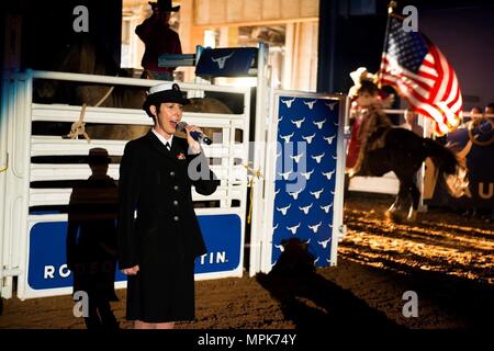 AUSTIN, Texas (22 mars 2017) Musicien Marine classe seconde église Nina chante l'hymne national à l'Austin Rodeo durant la Semaine de la Marine Austin. Les programmes de la Semaine de la marine servent de l'effort principal de la Marine de sensibilisation dans les régions du pays sans une importante présence de la Marine. (U.S. Photo par marine Spécialiste de la communication de masse 2e classe Mason Gillan/libérés) Banque D'Images