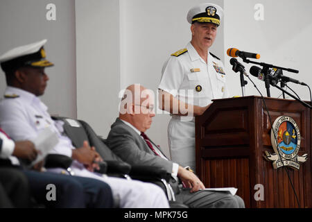 170323-N-XT273-064 Accra, Ghana (23 mars 2017) Vice-amiral. Christopher Grady, commandant adjoint, U.S. Naval Forces Europe-Africa, prononce une allocution au cours de l'exercice Obangame Express 2017 Cérémonie d'ouverture dans le Collège de l Etat Major. Obangame Express est parrainé par U.S. Africa Command et conçu pour améliorer la coopération régionale, la connaissance du domaine maritime, les pratiques de partage de l'information, et d'interdiction d'améliorer l'expertise tactique les capacités collectives de Golfe de Guinée et de nations d'Afrique de l'Ouest pour lutter contre les activités illicites en mer. (U.S. Photo par Marine Co Masse Banque D'Images