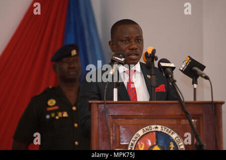 170323-N-XT273-115 Accra, Ghana (23 mars 2017) Invité d'honneur, l'Honorable Dominic Nitiwul au Ghana, ministre de la défense, prononce une allocution au cours de l'exercice Obangame Express 2017 Cérémonie d'ouverture dans le Collège de l Etat major le 23 mars. Obangame Express, parrainé par U.S. Africa Command, est conçu pour améliorer la coopération régionale, la connaissance du domaine maritime, les pratiques de partage de l'information, et d'interdiction d'améliorer l'expertise tactique les capacités collectives de Golfe de Guinée et de nations d'Afrique de l'Ouest pour lutter contre les activités illicites en mer. (U.S. Photo par Marine C Masse Banque D'Images