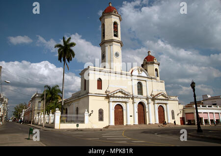 Les nuages de tempête au-dessus de la magnifique cathédrale de la Purisima Concepcion à Cienfuegos Cuba Banque D'Images