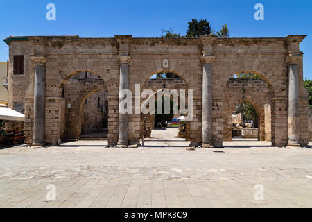 Passerelle historique dans Kemalin Namik Place de la ville de Famagouste dans la République turque de Chypre du Nord (RTCN). Banque D'Images