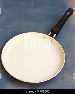 La partie inférieure du carter de blanc sur un fond bleu en bois Banque D'Images