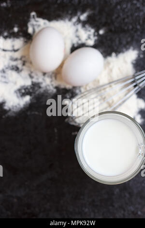 Ingrédients pour un gâteau sur une pierre naturelle noire Banque D'Images