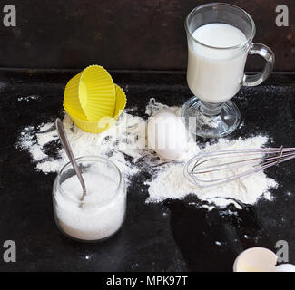 Ingrédients pour un gâteau sur une pierre naturelle noire Banque D'Images