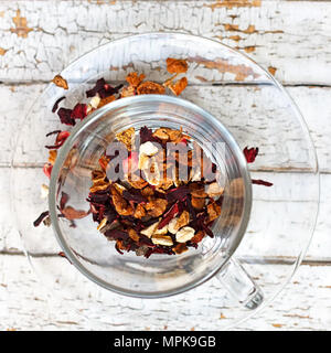 Plateau de fruits de soudure dans la cuvette en verre transparent blanc sur fond de bois Banque D'Images