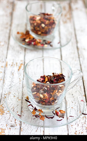 Plateau de fruits de soudure dans la cuvette en verre transparent blanc sur fond de bois Banque D'Images