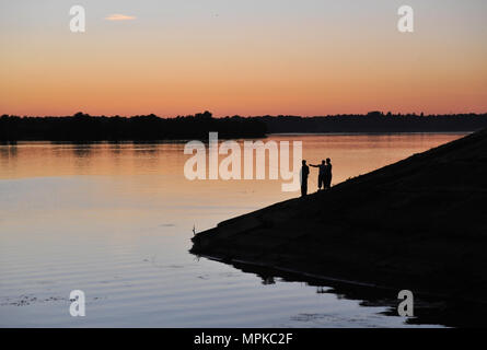 Silhouettes de pêcheurs sur les rives de la Volga à Uglich. Banque D'Images