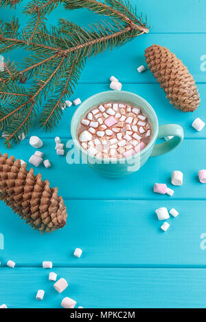 La vie de bas d'hiver avec du chocolat chaud, des guimauves, de pins et de cônes, vue d'en haut Banque D'Images