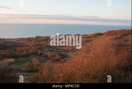 Hills sur la mer Noire en Abkhazie Banque D'Images