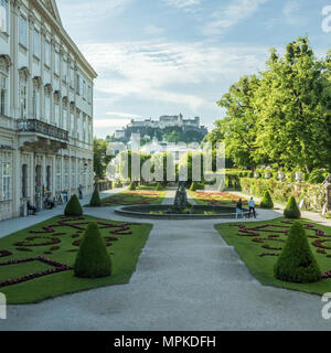 Mirabell palace & Gardens avec la forteresse de Hohensalzburg médiévale derrière, Salzbourg, Autriche. Banque D'Images