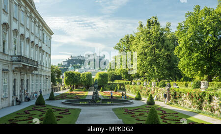 Mirabell palace & Gardens avec la forteresse de Hohensalzburg médiévale derrière, Salzbourg, Autriche. Banque D'Images