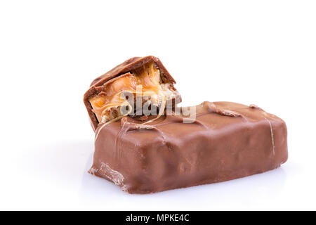 Barre de chocolat au caramel isolated on white Banque D'Images