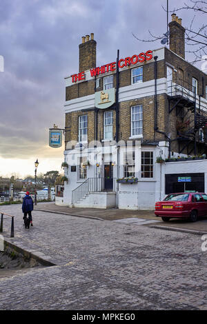 La Croix Blanche pub près de la Tamise à Richmond upon Thames, Surrey Banque D'Images