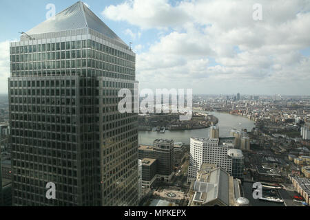 One Canada Square, parfois appelée Canary Wharf Tower ou simplement Canary Wharf, est un gratte-ciel à Canary Wharf, Londres. C'est le deuxième bâtiment le plus haut du Royaume-Uni à 774 pieds (236 m) au-dessus du niveau du sol, contenant 50 articles. Le bâtiment a été conçu par Cesar Pelli comme architecte principal Banque D'Images