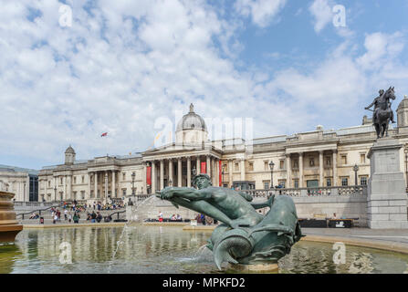 Statue dans le triton fontaines à Trafalgar Square, Charing Cross, Westminster, Londres WC2 et l'extérieur de la Galerie Nationale Banque D'Images