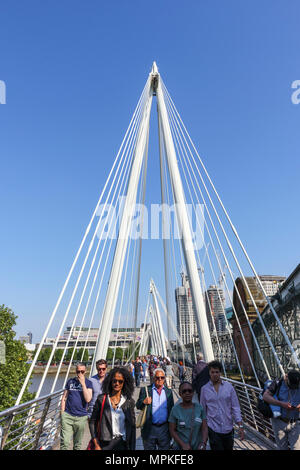 Golden Jubilee Bridge près de Hungerford bridge entre la gare de Charing Cross et de la rive sud de Londres, vu de l'Embankment Banque D'Images