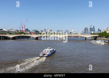 Thames Clipper AMBM 'Storm' riverbus Clipper approches Waterloo Bridge sur la Tamise à l'approche de la ville de Londres Banque D'Images