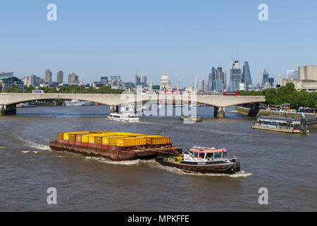 Riverside Cory "Remorqueur" redoute le remorquage d'un chaland chargé avec les conteneurs jaunes le long de la Tamise au-dessus de Waterloo Bridge, London, UK Banque D'Images