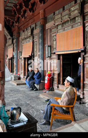 Gardien et amis, entrée de la salle de prière, la Grande Mosquée de Xi'an, Xi'an, province du Shaanxi, Chine Banque D'Images