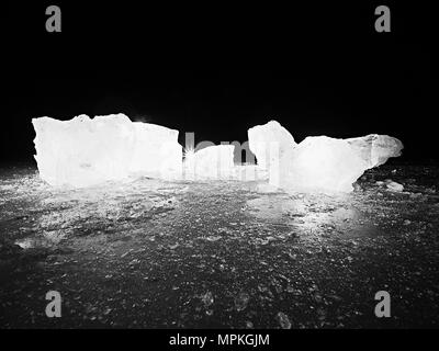 Glace avec réflexion sur le lac. Banc de glace concassée réfléchissant sur fond naturel. Iceberg naturelles avec la profondeur de champ. Photo en noir et blanc. Banque D'Images