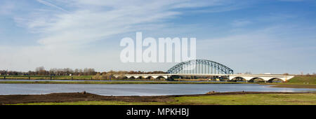 Rivière IJssel hollandais typique paysage avec ciel bleu, nuages blancs, bridge, du vent et du beau temps Banque D'Images