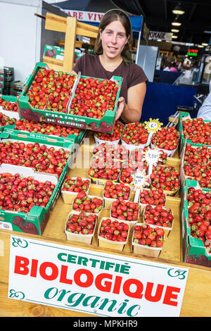 Montréal Canada,Québec province,Little Italy,Avenue Casgrain,Jean talon marché public,fraises biologiques,femmes femmes,vendeurs stall sta Banque D'Images