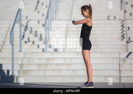 Contrôle de temps sur Urban Runner smartwatch Banque D'Images