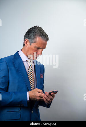 Adult businessman with smart phone Banque D'Images