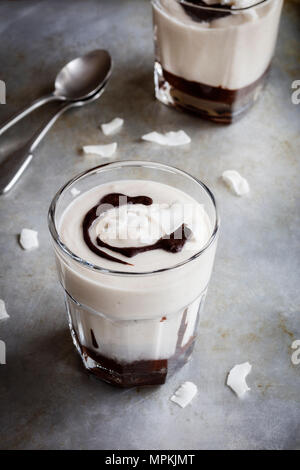 Verre de smoothie à la noix de coco avec chocolat doux-amer Banque D'Images