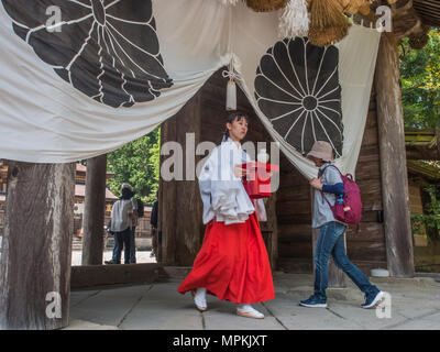 Miko culte jeune fille en costume traditionnel shinto à Shimon main gate, Kumano Hongu Taisha, patrimoine mondial de l'culte, préfecture de Wakayama, Japon Banque D'Images