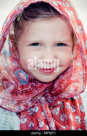 Beau portrait petite fille en foulard sur chaude journée d'été - usure sensible culturellement appropriée / / / islamique musulmane dans les pays du Moyen-Orient Banque D'Images