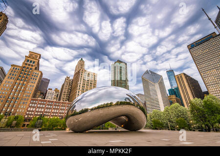 CHICAGO - ILLINOIS : 9 mai 2018 : Cloud Gate dans le Parc Du Millénaire sous un ciel orageux. Banque D'Images
