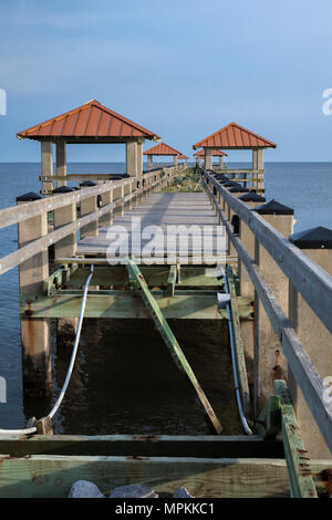 Ken Combs Pier, sur la côte du golfe du Mississippi, est fermé pour réparation après avoir subi des dommages causés par un ouragan à Gulfport, Mississippi Banque D'Images