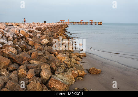 Des dalles de béton brisées sur la jetée de roche au coucher du soleil dans la marina municipale de Gulfport à Gulfport, Mississippi Banque D'Images
