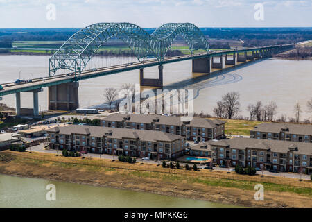 Pont à arches liées Hernando de Soto au-dessus du fleuve Mississippi à Memphis, Tennessee Banque D'Images