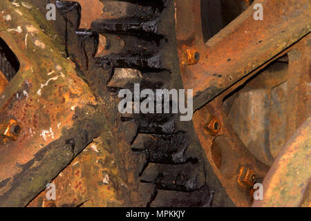 Deux vieux rusty gears la queue d'un vieux moulin à scie Banque D'Images