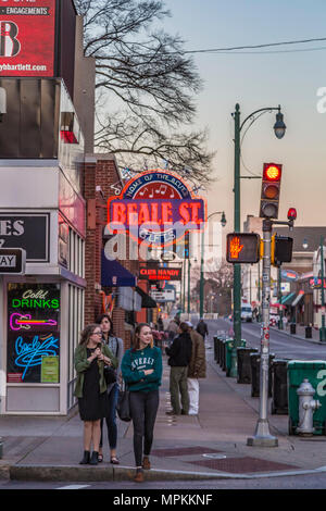 Enseigne Neon sur la boutique de cadeaux Beale Street sur la rue historique de Beale Street, connue sous le nom de Home of the Blues à Memphis, Tennessee, États-Unis Banque D'Images