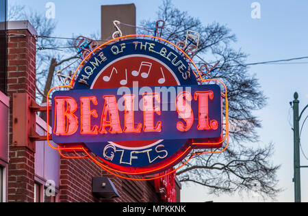 Enseigne Neon sur la boutique de cadeaux Beale Street sur la rue historique de Beale Street, connue sous le nom de Home of the Blues à Memphis, Tennessee, États-Unis Banque D'Images