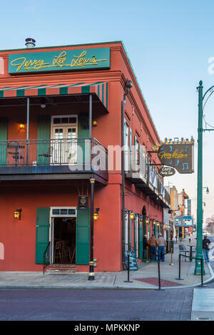 Panneau néon au-dessus du Jerry Lee Lewis Cafe et de Honky Tonk sur la rue historique Beale Street, connue comme la maison des Blues à Memphis, Tennessee, États-Unis Banque D'Images