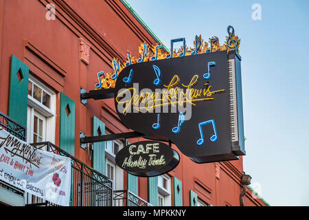 Panneau néon au-dessus du Jerry Lee Lewis Cafe et de Honky Tonk sur la rue historique Beale Street, connue comme la maison des Blues à Memphis, Tennessee, États-Unis Banque D'Images
