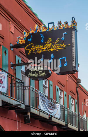 Panneau néon au-dessus du Jerry Lee Lewis Cafe et de Honky Tonk sur la rue historique Beale Street, connue comme la maison des Blues à Memphis, Tennessee, États-Unis Banque D'Images