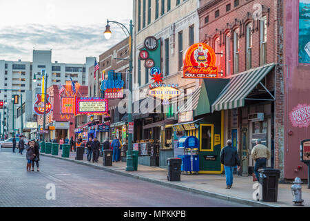 Historique Beale Street, connu comme la maison des Blues à Memphis, Tennessee, États-Unis Banque D'Images