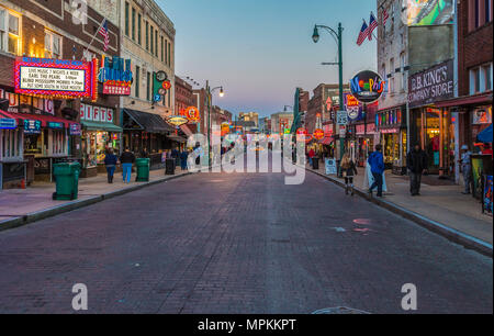 Historique Beale Street, connu comme la maison des Blues à Memphis, Tennessee, États-Unis Banque D'Images