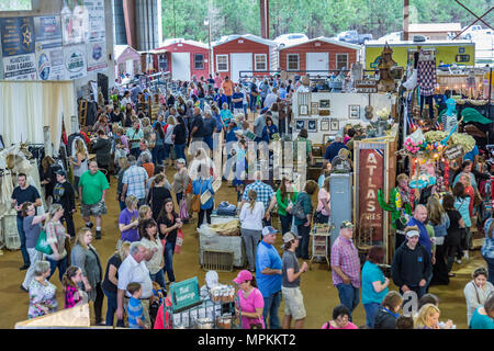 Une foule de gens à la foire artisanale en Louisiane Banque D'Images