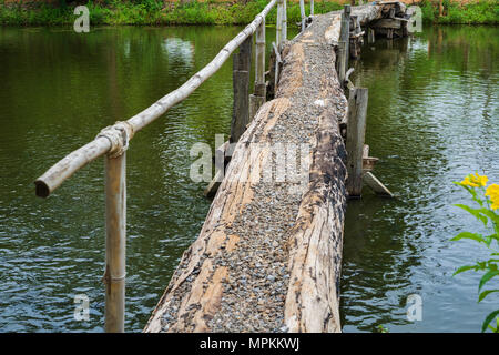 Balade pont sur petite rivière Banque D'Images