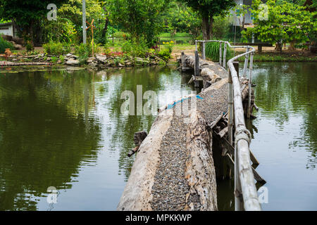 Balade pont sur petite rivière Banque D'Images