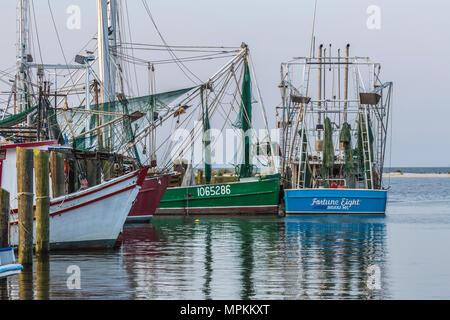 Des bateaux commerciaux à crevettes amarrés près de la plage à Biloxi, Mississippi, États-Unis Banque D'Images