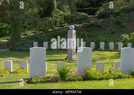 Mémorial de l'allemand 'Royal' Middlesex Regiment entouré par un cercle de sépultures de guerre britannique à St Symphorien Cimetière militaire près de Mons, Belgique Banque D'Images